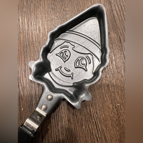 Elf on the Shelf mini pancake pan by Frankford Candy company. - Picture 3 of 4